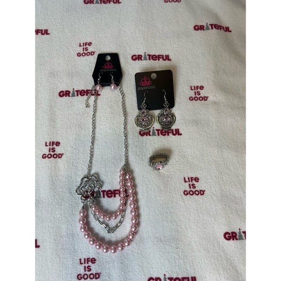 NWT Paparazzi Light Pink and silver necklace earrings and ring set - Picture 5 of 5